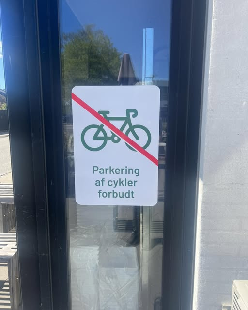 Okkels beder cyklister parkere i gården af hensyn til sikkerhed