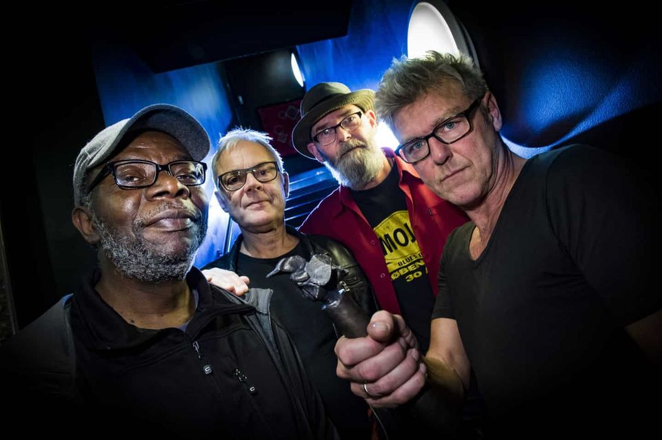 Oplev Shades of Blue på Tante Olga