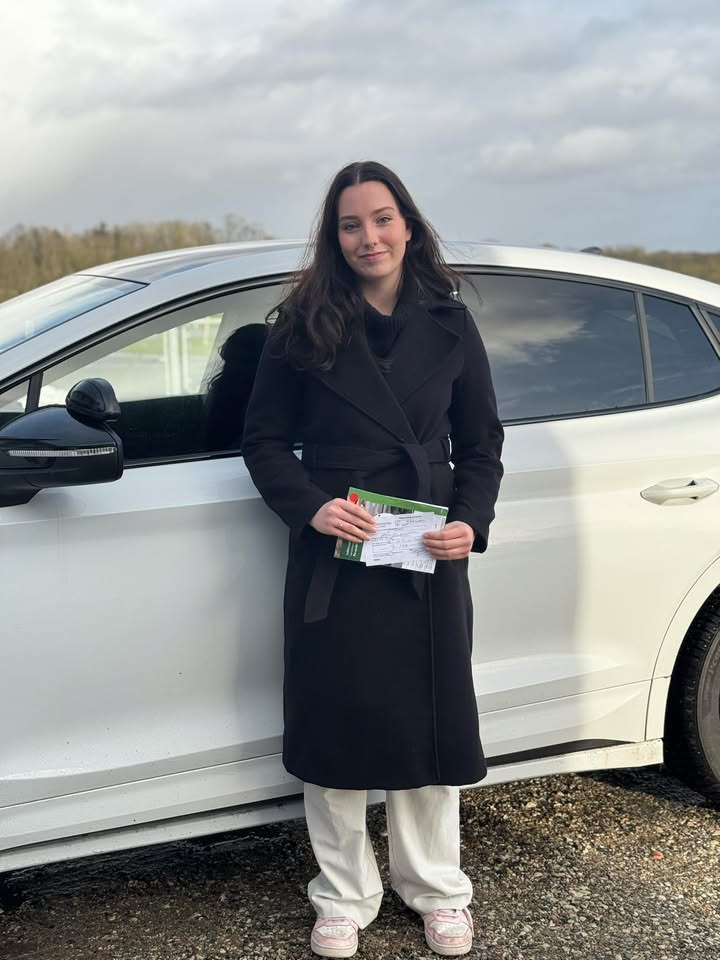 Annika klarer kørekortet i første forsøg hos Frisdal Køreskole I/S