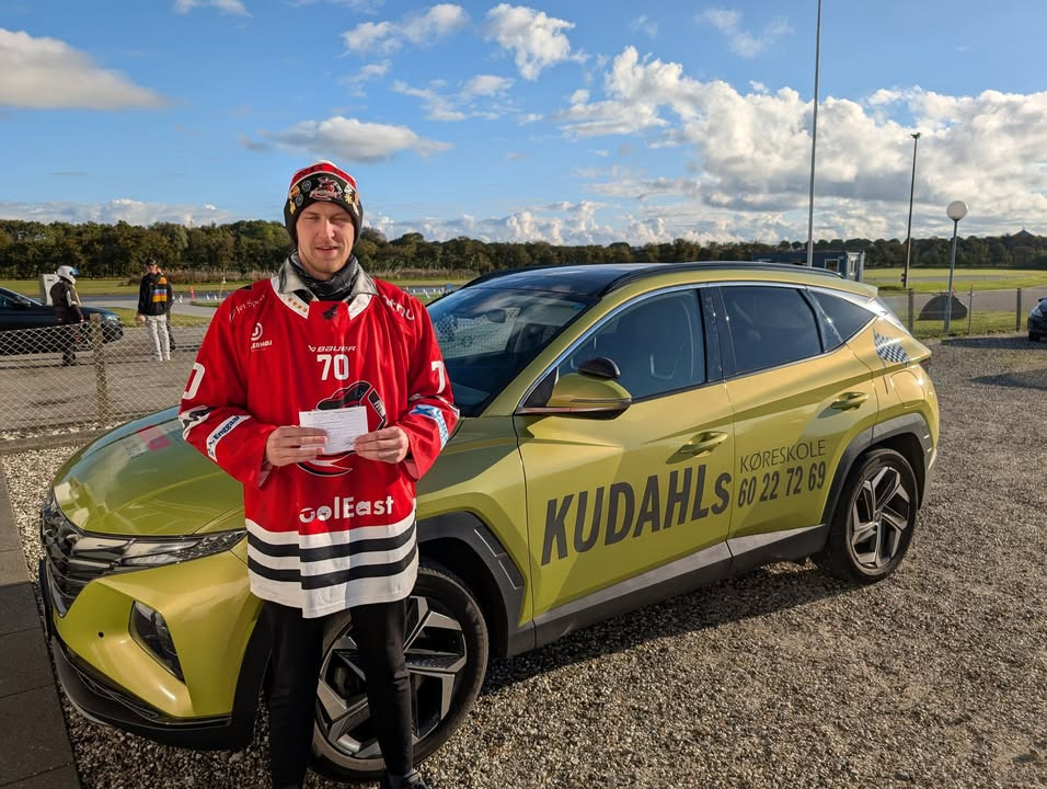 Frederik Mørck Nielsen fejrer kørekortet med Kudahls Køreskole