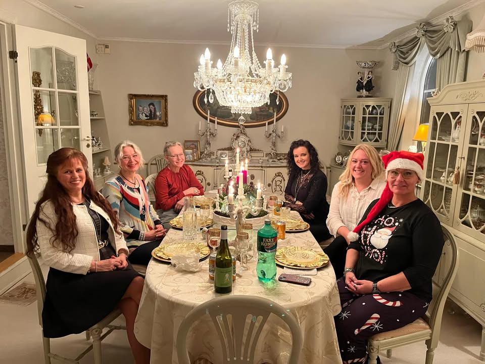 Smykkedesigner Helga Winther afholder hyggelig julefrokost derhjemme