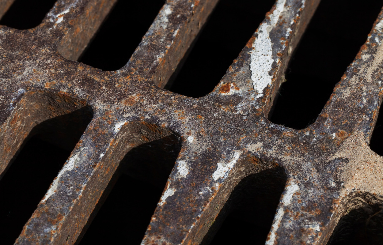 Storm over Danmark: Husk at rense dine kloakdæksler og riste for blade og kviste