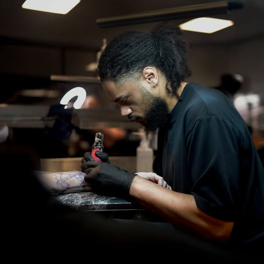 Oplev kunstneren Quentin i aktion hos Tattoo Studio 96 Aalborg