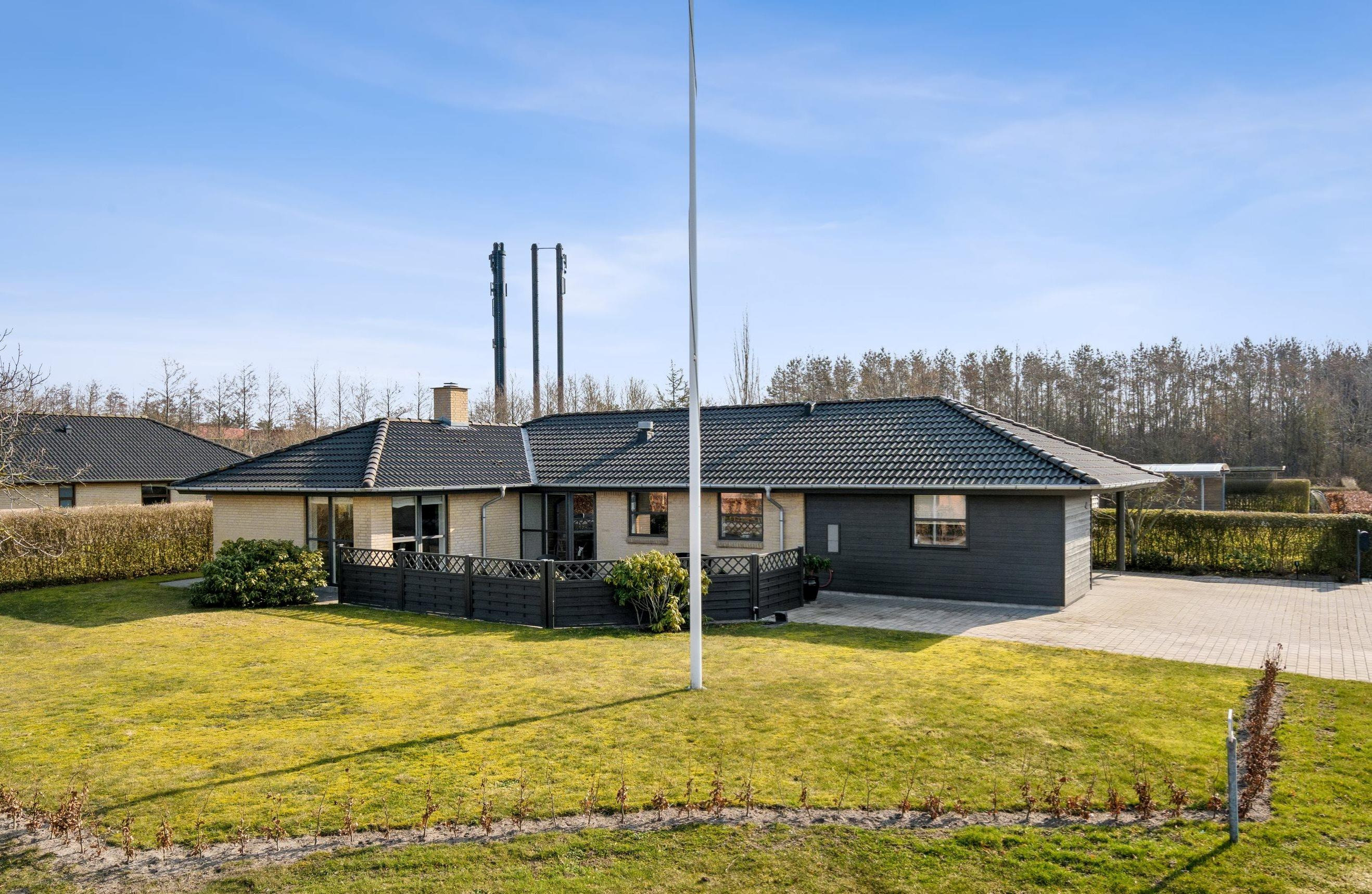 Dejlig vinkelbygget villa i Agdrupkvarteret fra 2006