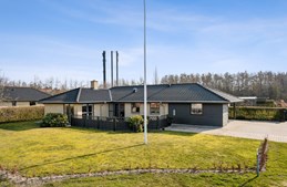 Dejlig vinkelbygget villa i Agdrupkvarteret fra 2006