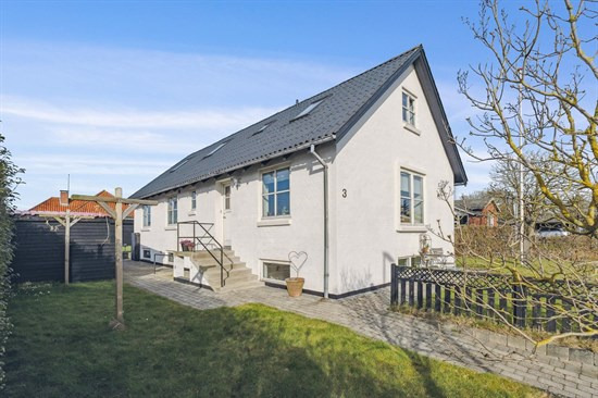 Rummeligt hus tæt på alle hverdagens nødvendigheder i Hjørring