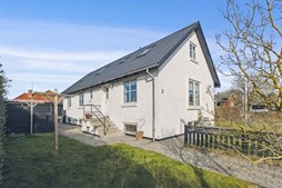 Rummeligt hus tæt på alle hverdagens nødvendigheder i Hjørring