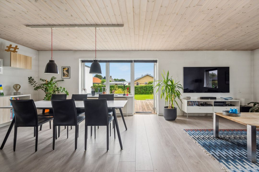 Ejendomsmæglerne Hansen & Thoft fremviser renoveret etplansvilla i Storvorde