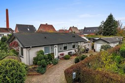 Mæglerhuset annoncerer ny pris på familievenlig villa i Tylstrup