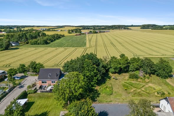 Mæglerhuset Brønderslev præsenterer velholdt villa med 148 etagemeter og dobbeltgrund i Øster Brønderslev