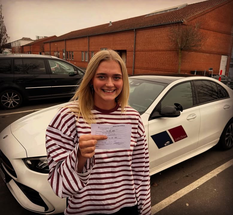 Lets Drive ønsker Caroline tillykke med kørekortet i Hedensted