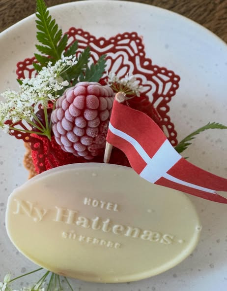 Ny Hattenæs har fødselsdagsmedalje med Kongen af Danmark på tavlen