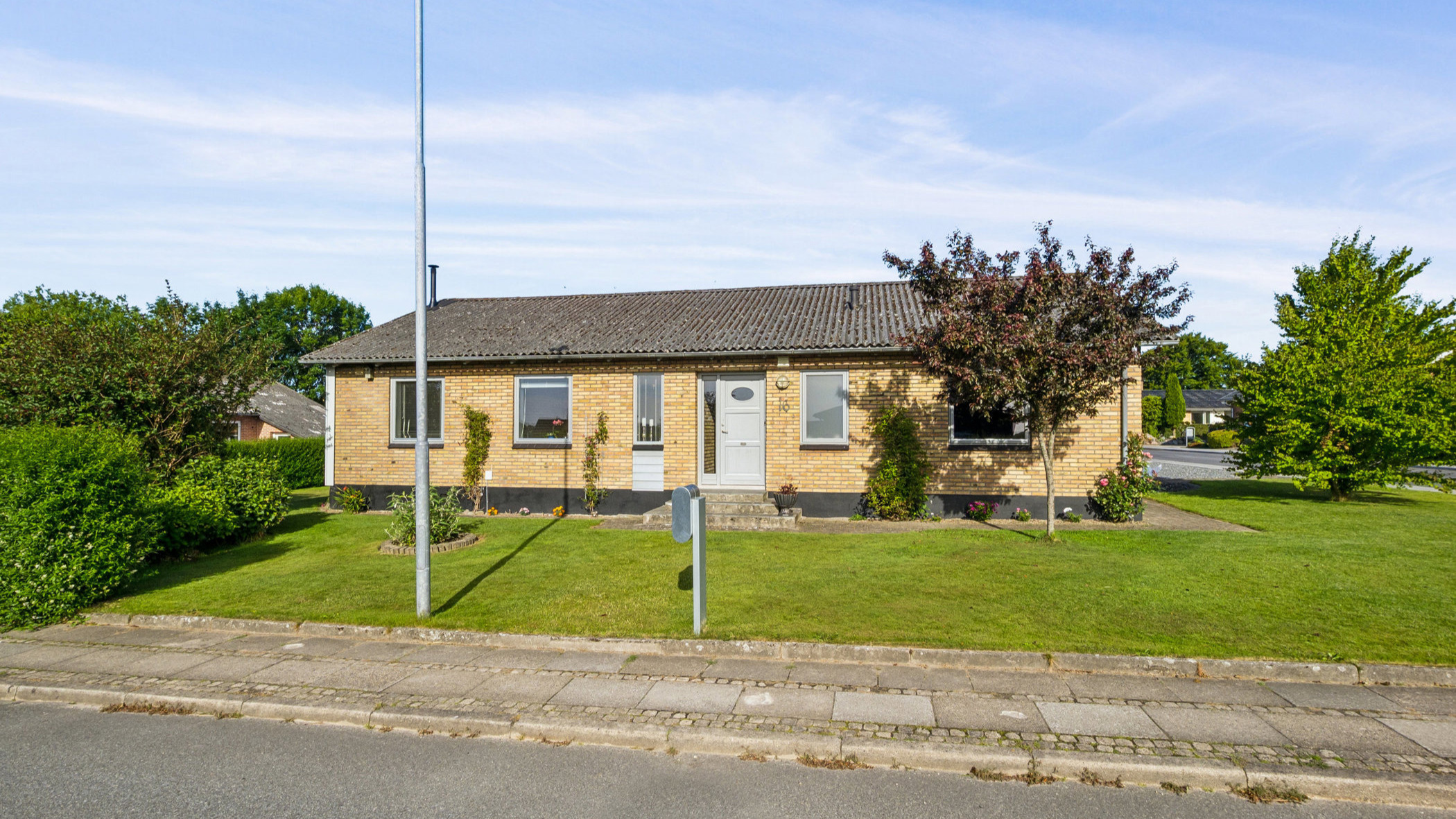 Rummelig villa i Jebjerg nedsat i pris: Perfekt til familier og hobbyprojekter