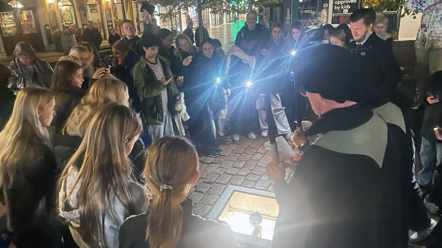 Elever fra Nørre Boulevard Skolen oplever Holstebros kunst på aftenture med KulturVægterne