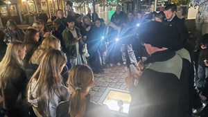 Elever fra Nørre Boulevard Skolen oplever Holstebros kunst på aftenture med KulturVægterne