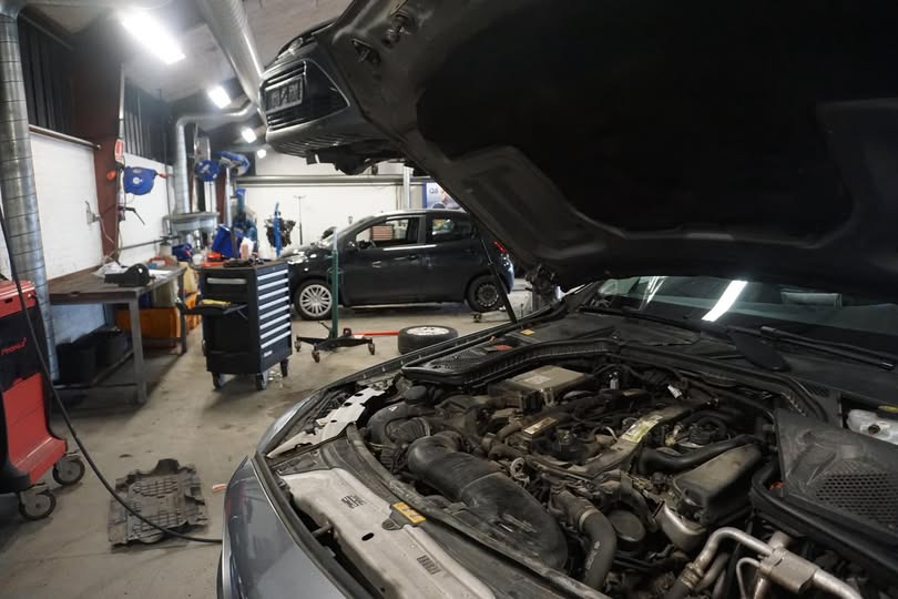 En typisk dag hos Oscar Biludlejning Hobros værksted: Vi tager os af det tekniske, så du kan nyde turen