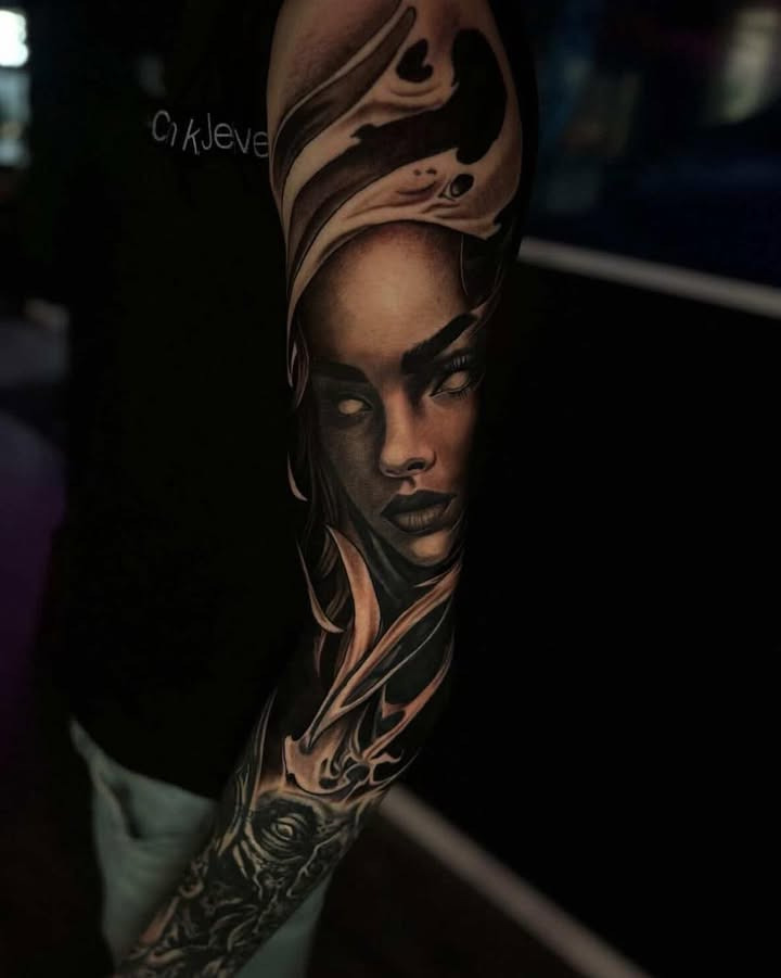 Topartist Hajru hos Mr. & Mrs. Tattoo tilbyder dagssessioner i marts og april