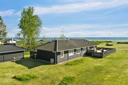 RealMæglerne Middelfart inviterer til åbent hus ved charmerende sommerhus med vandudsigt