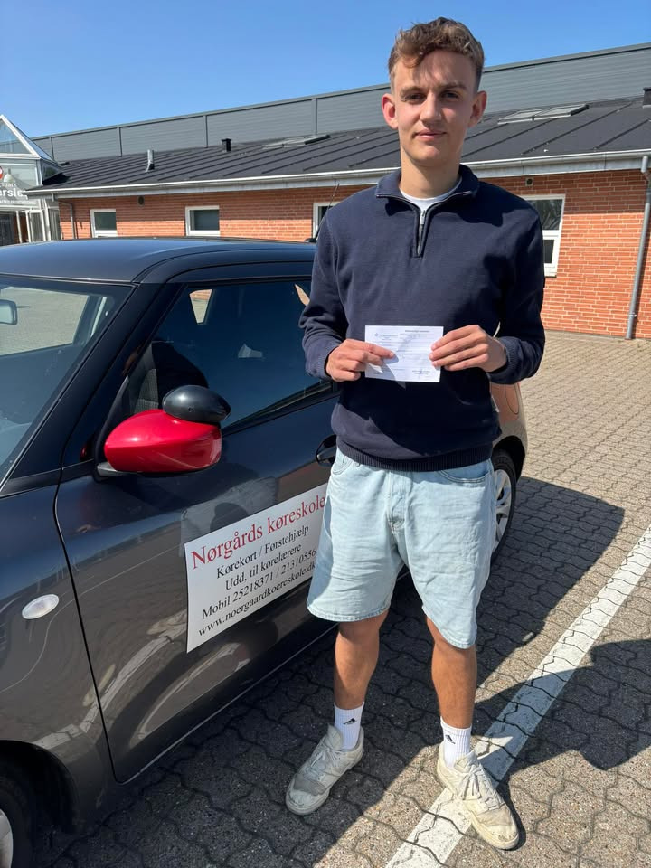 Jeppe Sloth Rasmussen fejrer sit nye kørekort hos Nørgaards Køreskole