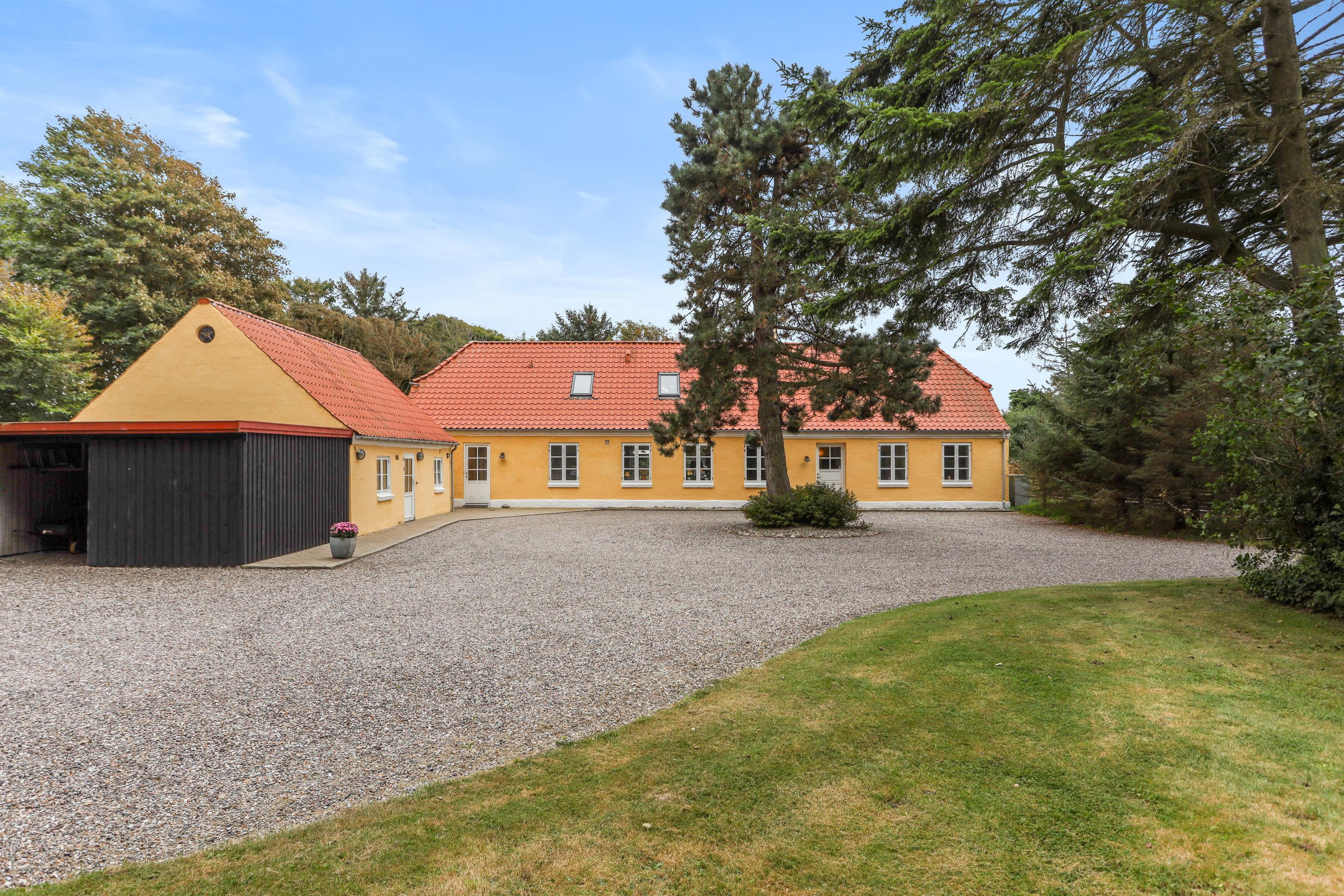 Charmerende villa med køkkenhave og værksted nær Løkken