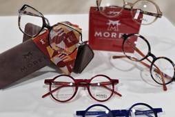 Sebastian fra Morel fremviser eksklusiv brillekollektion i butikken i marts 2025
