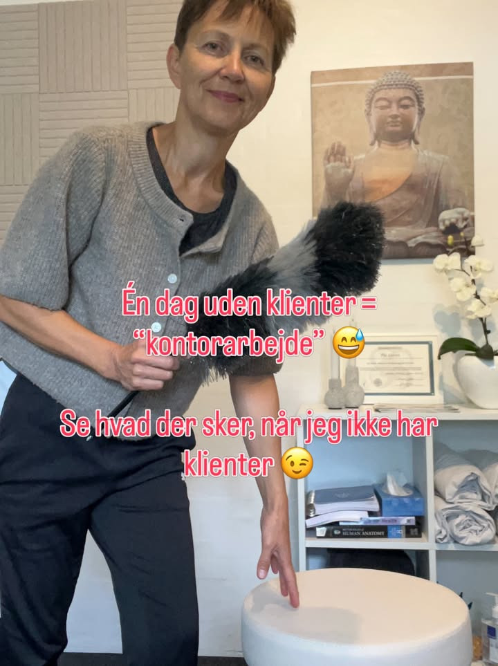 Kinesiolog deler dagens praktiske opgaver i klinikken