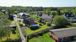 Indbydende rækkehus i naturskønne omgivelser til salg på Tines Vej i Vestbjerg