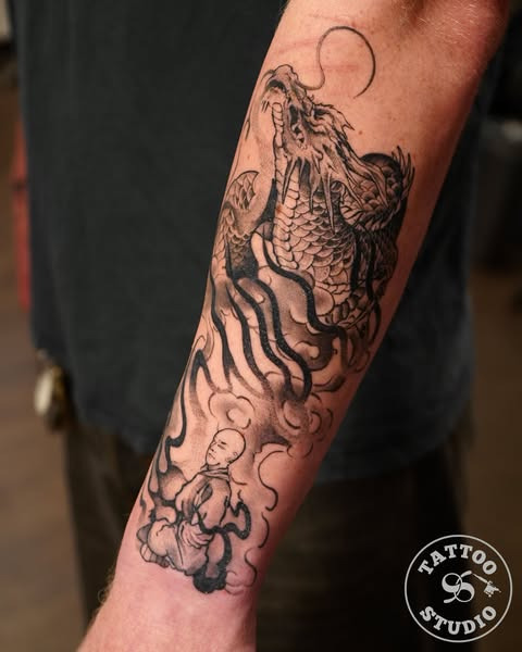 Tattoo Studio 96 fremhæver Quentins unikke dragetatoveringsdesign