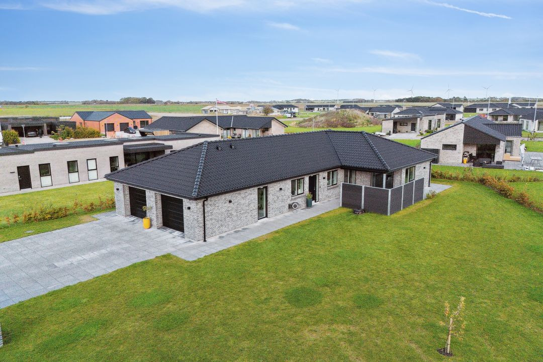 Eksklusiv Milton-villa fra 2022 klar til indflytning hos RealMæglerne Klaus Larsen