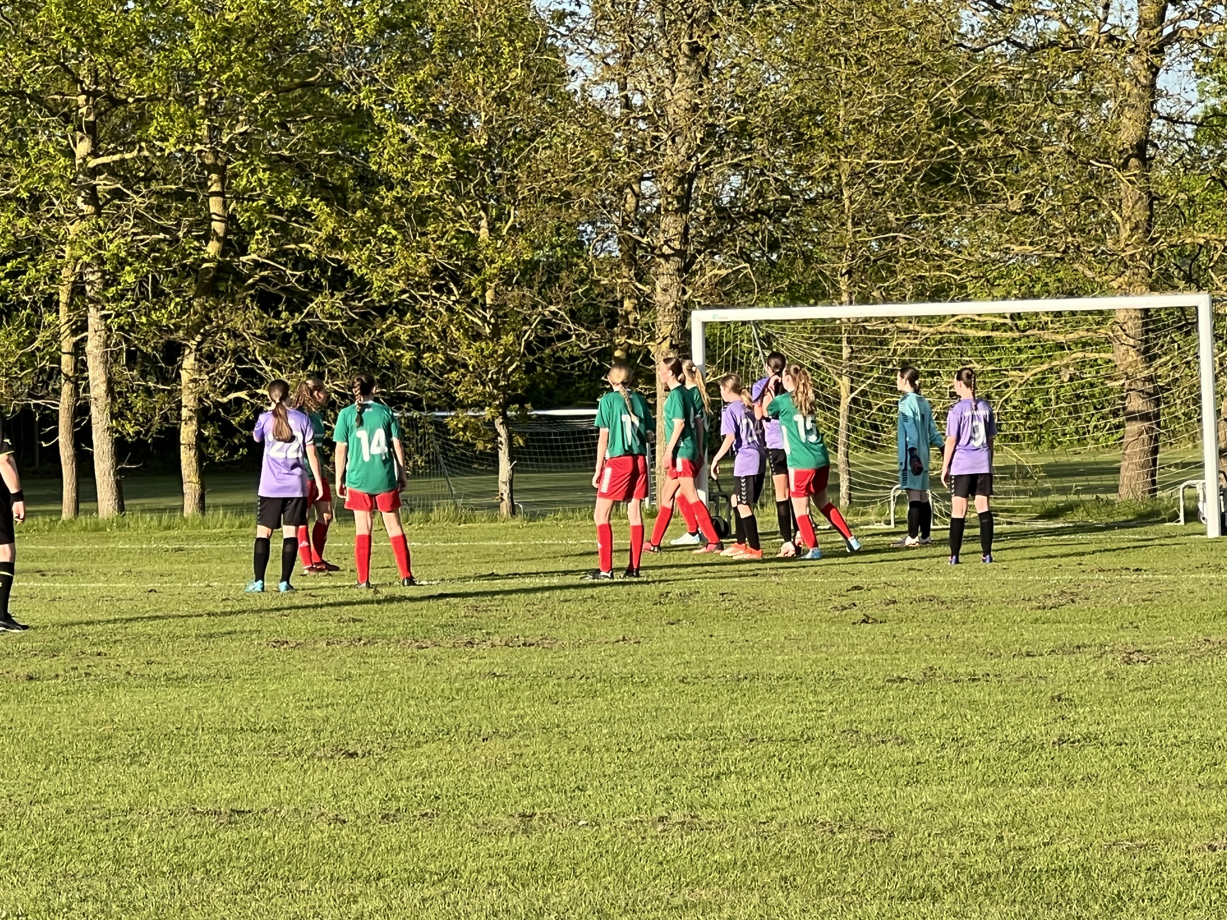 Faxe-Haslev Pigefodbold U15 overrasker med storsejr på udebane over Kværkeby IF