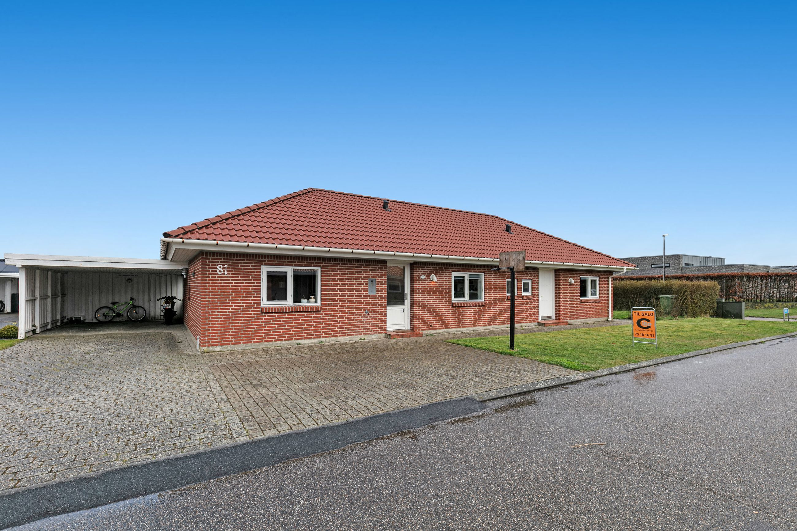 Velindrettet 1 plans villa på 132 m2 med 3 børneværelser samt 2 badeværelser, tilhørende carport/skur på 35 m2