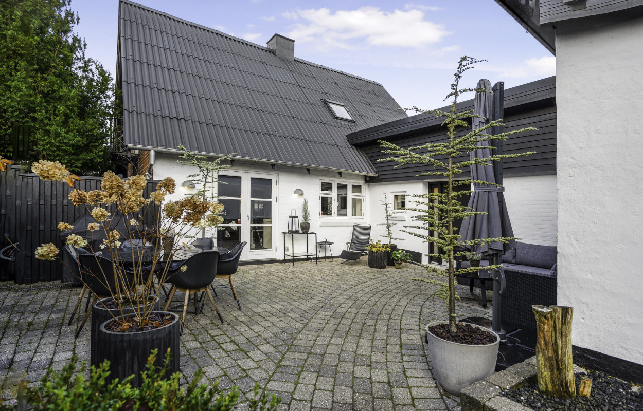 Tilbagetrukket og charmerende murermestervilla med fantastisk baghave