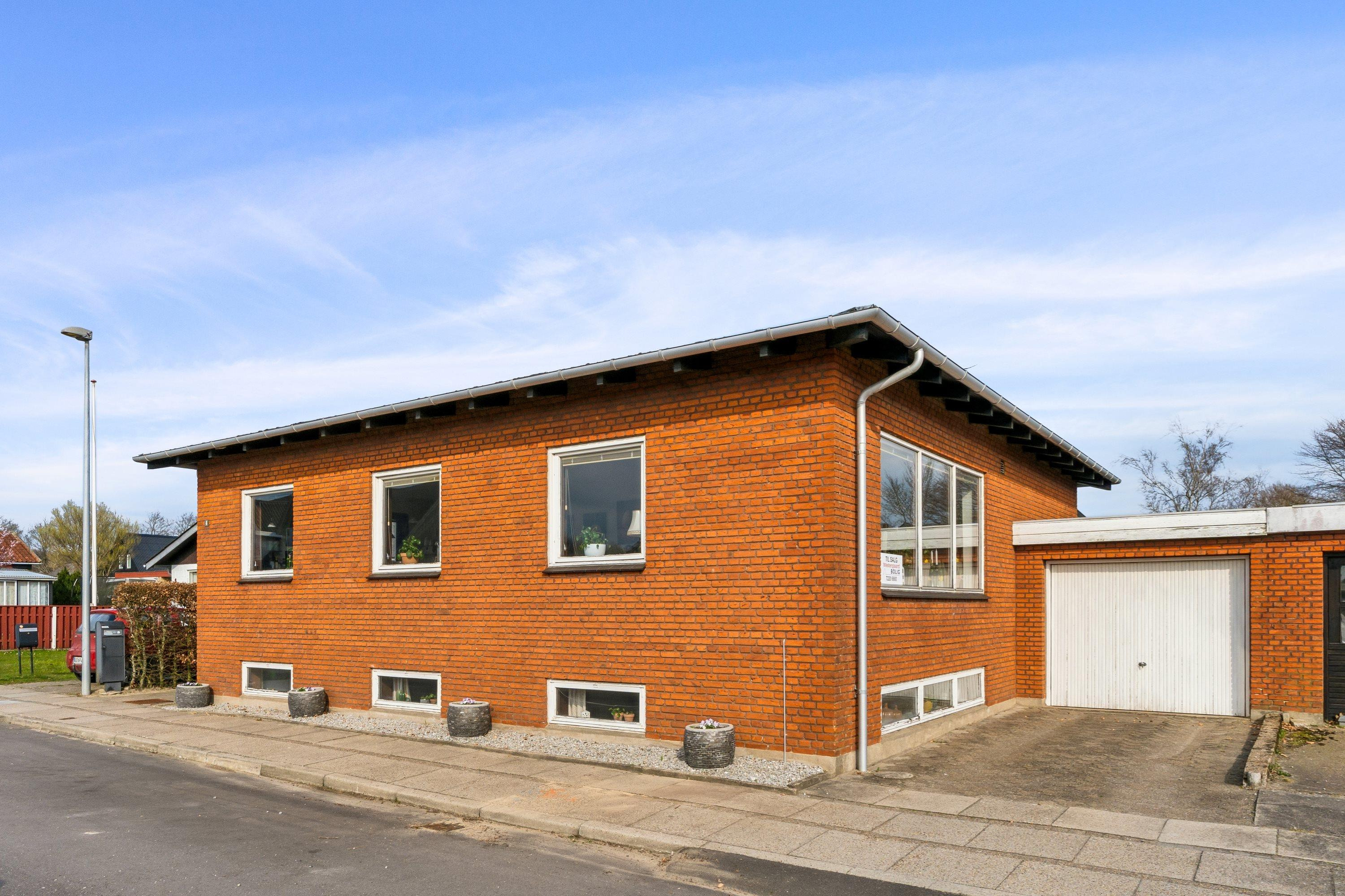 Solid rødstensvilla med ekstra byggegrund i centrum