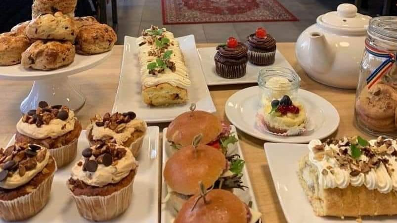 Fællessang og kagebuffet i Madværkstedet