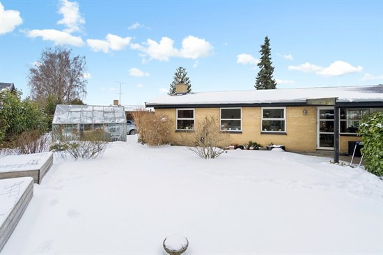 Uggeløsegård 24 er til salg for kun 3.295.000 kr.: Se de billigste boliger til salg i Lynge her