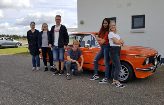 Ved Køreskolen 8250 er relationen i centrum 