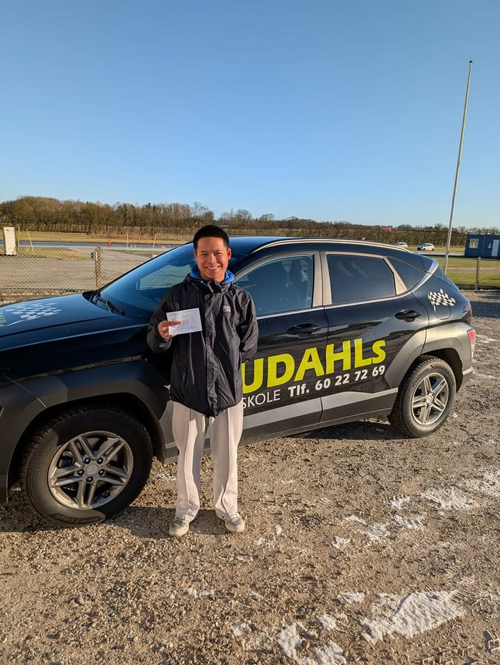 Kudahls Køreskole ønsker tillykke til nyudklækket fører af tømmerlærling