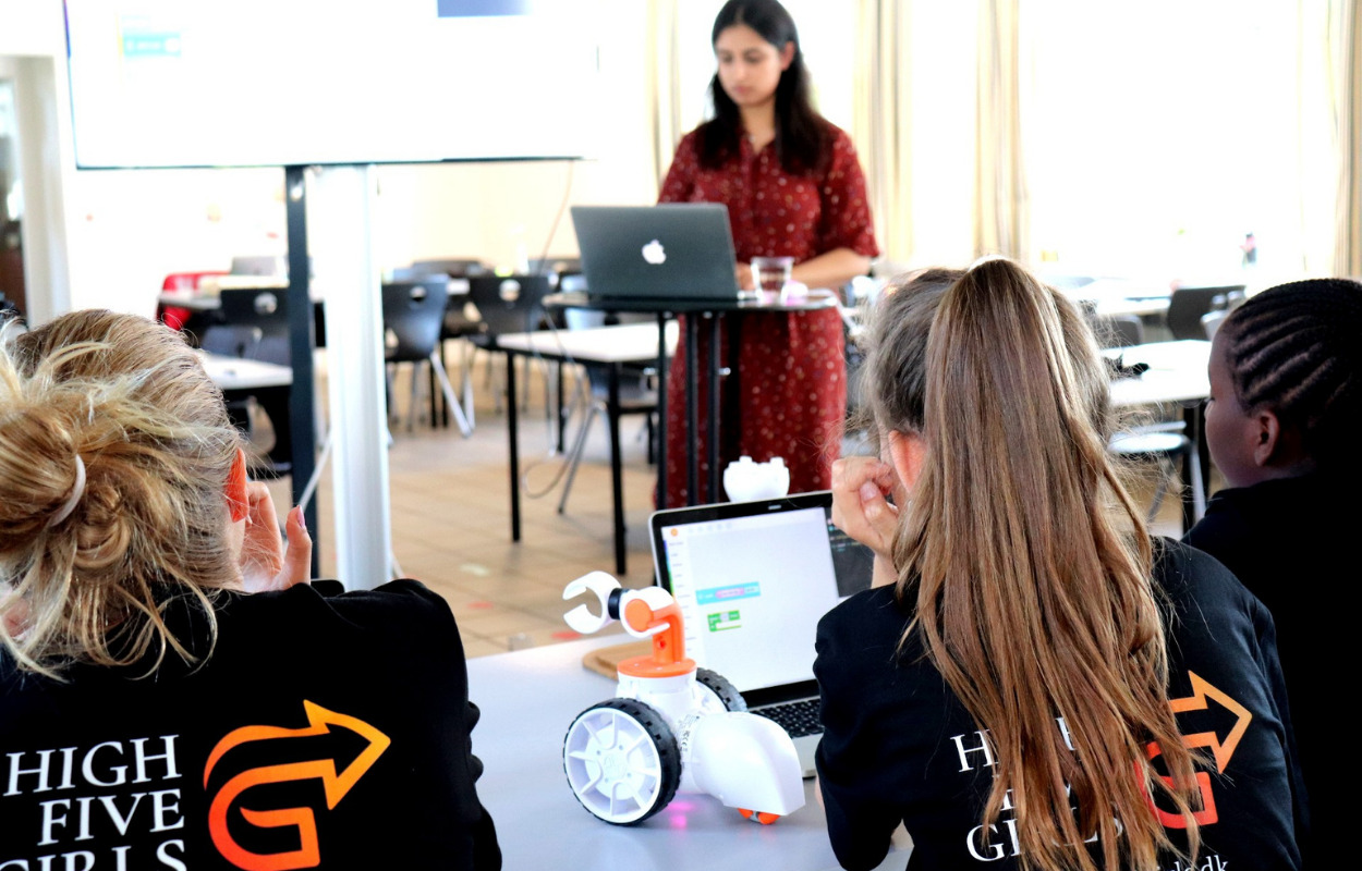 ROBOT-HACKATHON: High5Girls introducerer dig til robotternes verden i Universe Science Park