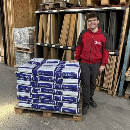 Øster Hjerm Bygningsartikler byder ny kollega velkommen og deler gode tilbud