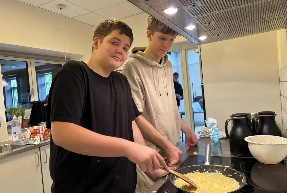 Juniormesterlæreelever fra Skive viser deres faglige udvikling frem med messe og praktiske projekter