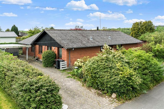 Solbakken 5 og 1 anden boliger er kommet til salg denne uge i Græsted - se boligerne her.