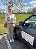 Nørgaards Køreskole fejrer Maria Dahls køreprøve med succes
