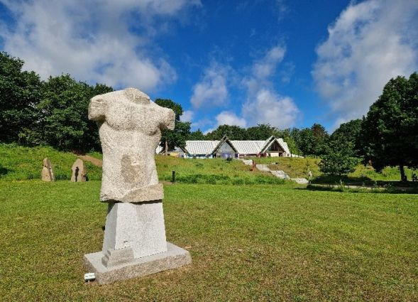 Oplev skulptur og street art på Dronninglund Kunstcenter