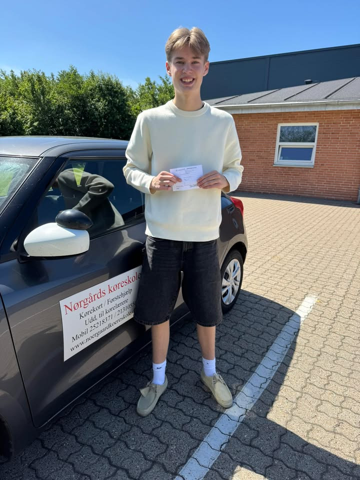 Nørgaards Køreskole fejrer endnu en elev med kørekort i Pandrup