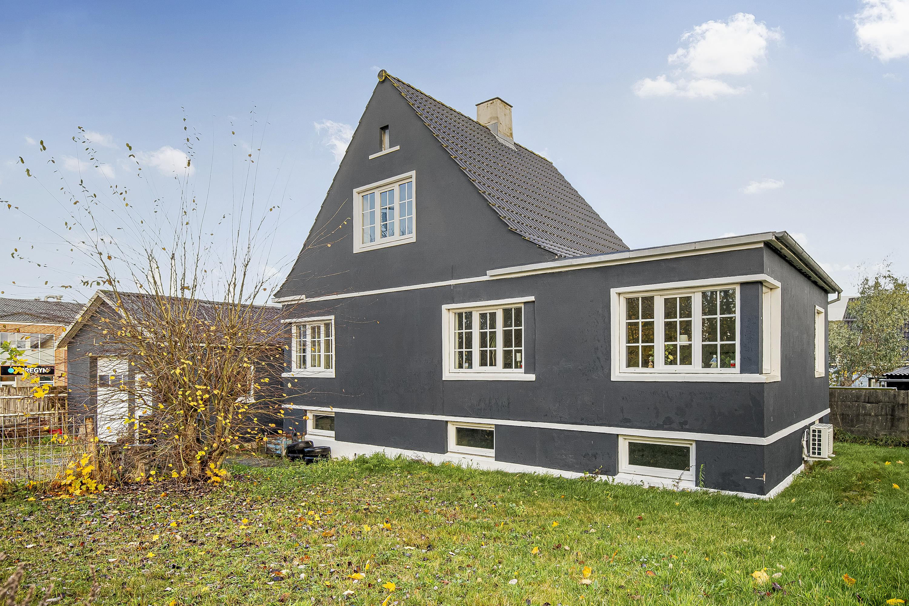 Veldisponeret murermestervilla med god, 53m2 stor garage