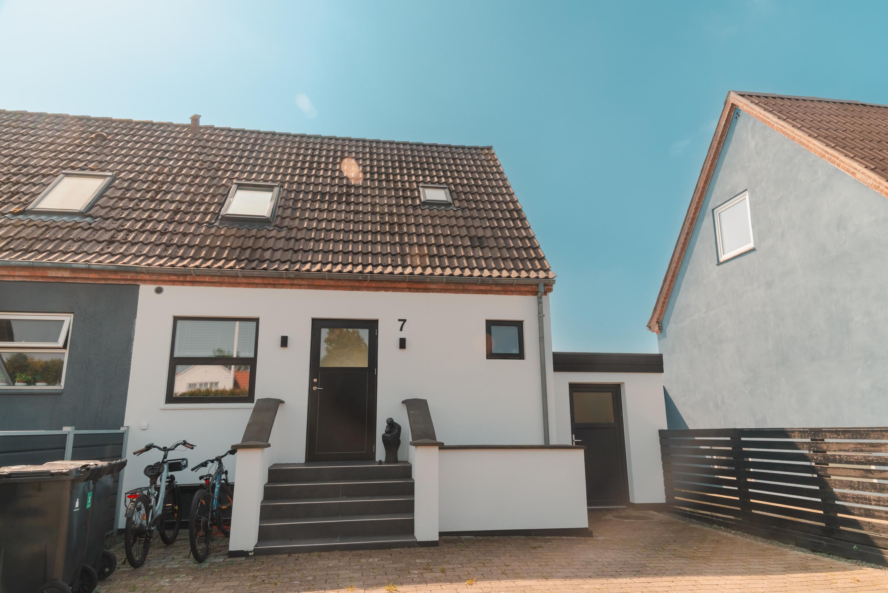 Indflytningsklar dobbelthus med luksuriøs kælder og moderne indretning