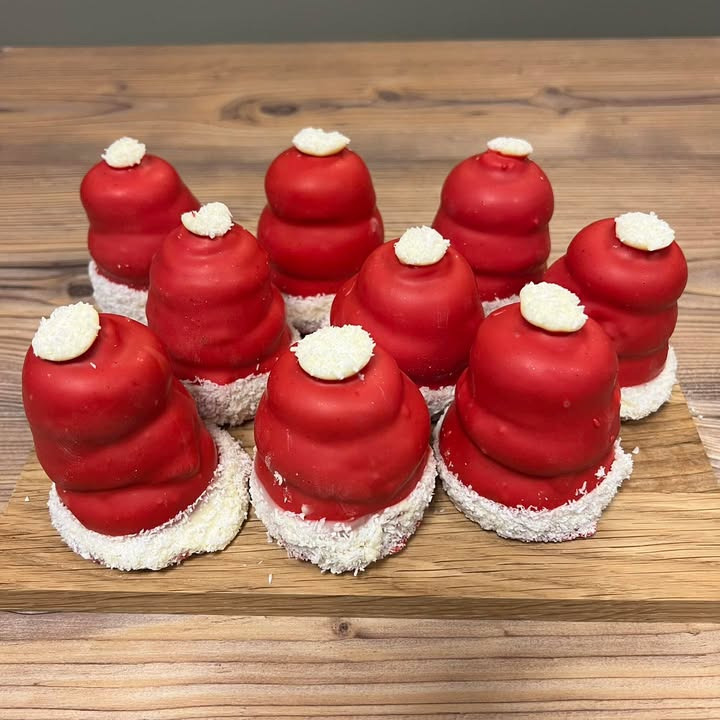 Chokolet Bon Bonnieren præsenterer: Nissehuen - årets sidste adventsflødebolle med kirsebær twist