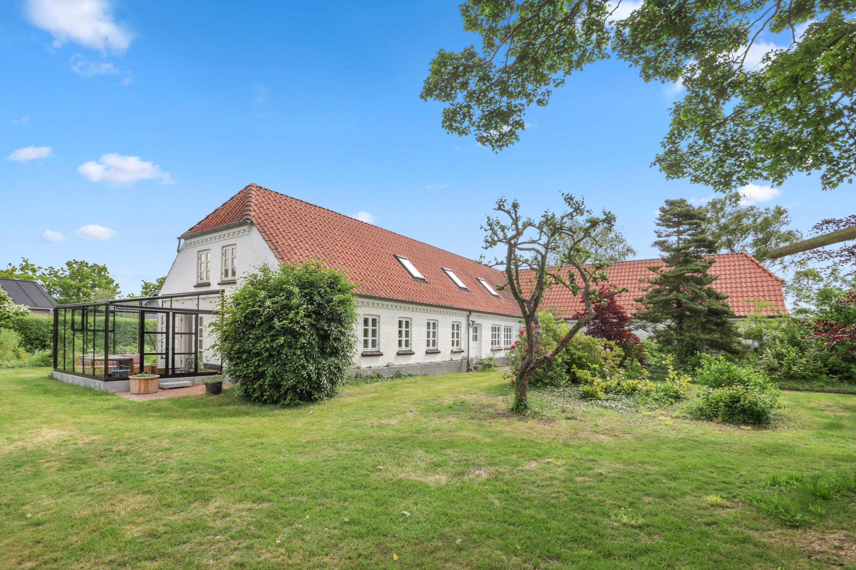 Til salg hos Mæglerhuset: Rummelig ejendom på stor grund midt i Vodskov