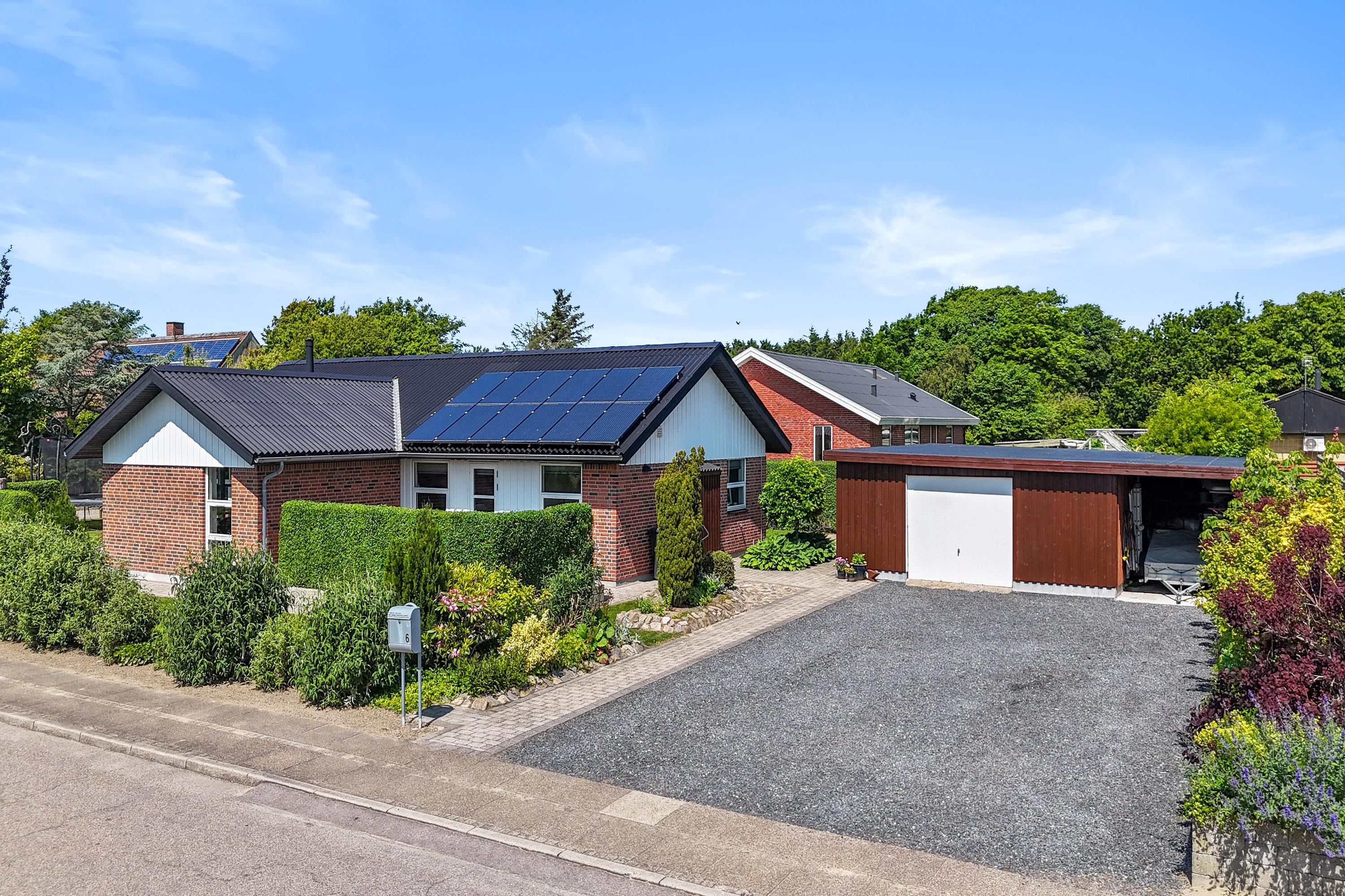 Til salg hos Mæglerhuset Vestkysten I/S: Totalrenoveret familievilla med moderne komfort