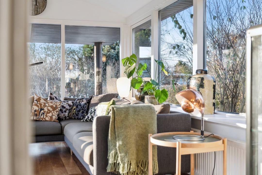 Ejendomsmæglerne Hansen & Thoft præsenterer charmerende villa i Hasseris med frodig have og fire terrasser